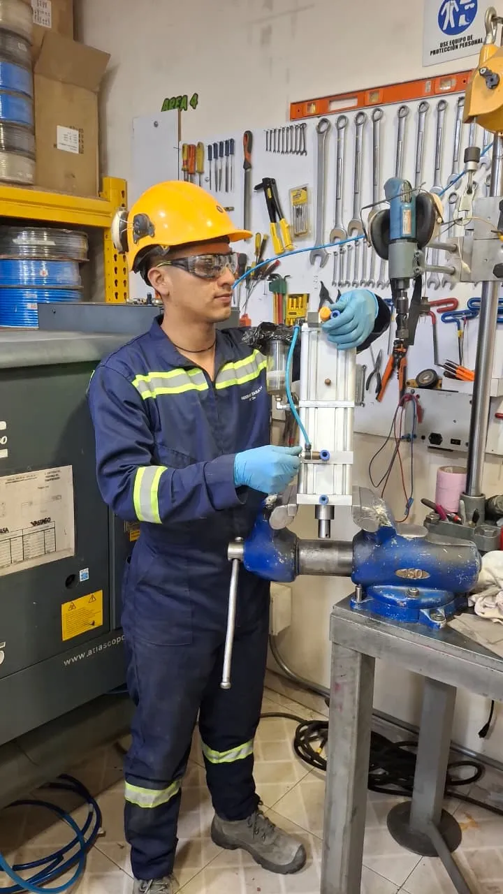 Técnico NCI en mantenimiento de cilindros neumáticos e hidráulicos